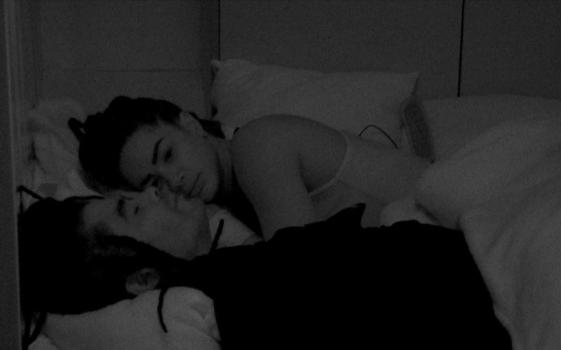 Deitada com Diogo Almeida, Aline tem crise de riso