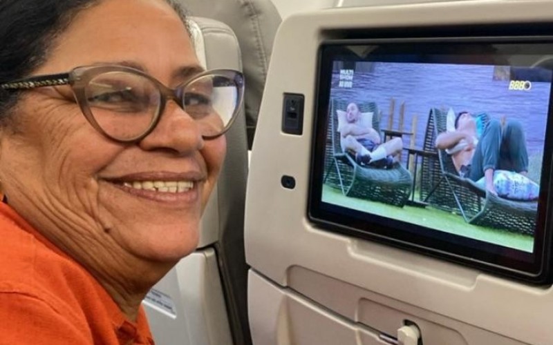 Delma, do BBB 25, é recebida no aeroporto de Recife