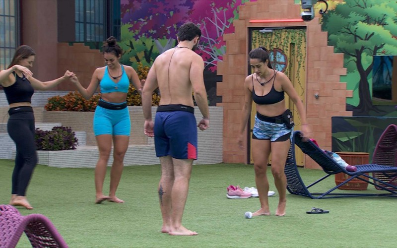 Deniziane e Matteus jogam futebol no BBB 24
