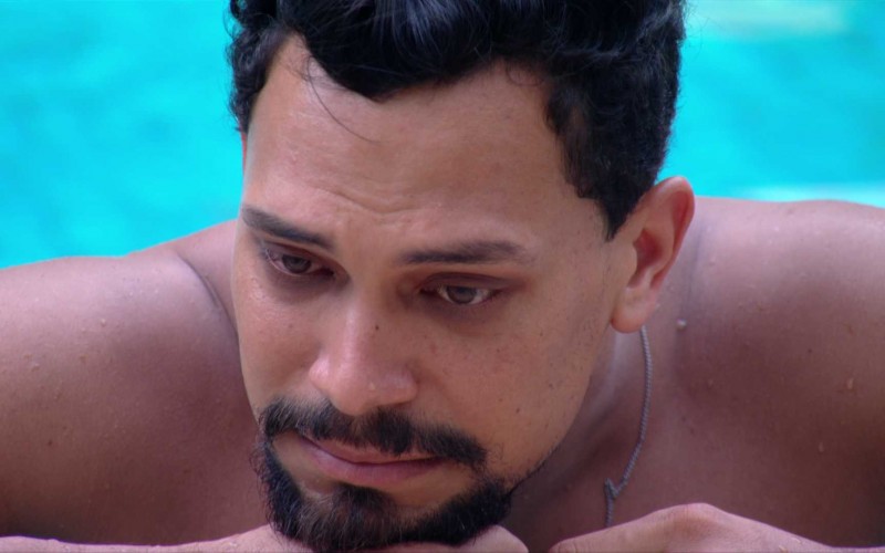 Depois de conversa com Aline, Vinícius chora na piscina