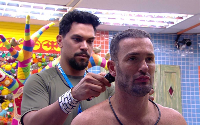 Diego Hypolito raspa a barba e corta o cabelo no BBB 25