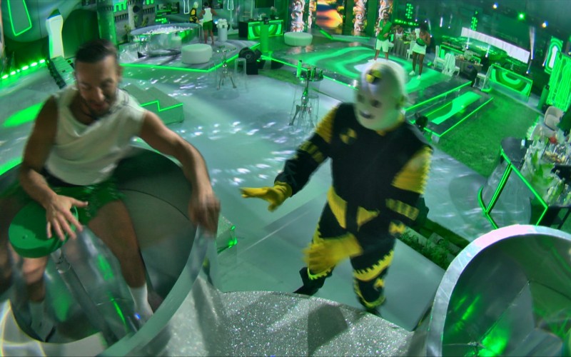 Diego Hypolito roda em brinquedo e é interrompido por dummy