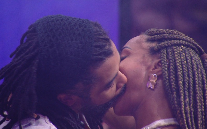 Diogo Almeida e Aline dão primeiro beijo do BBB 25