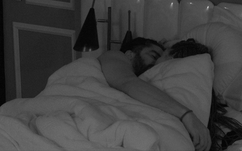 Diogo Almeida e Aline se beijam embaixo do edredom no BBB 25