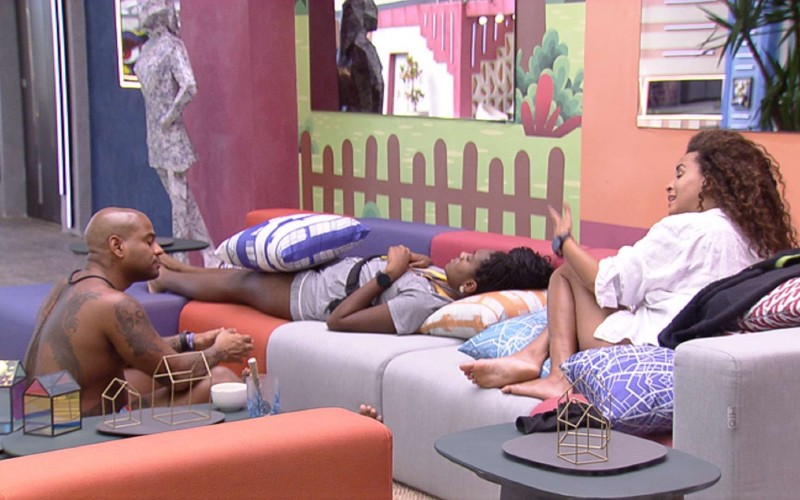 Domitila Barros dispara para Cezar: 