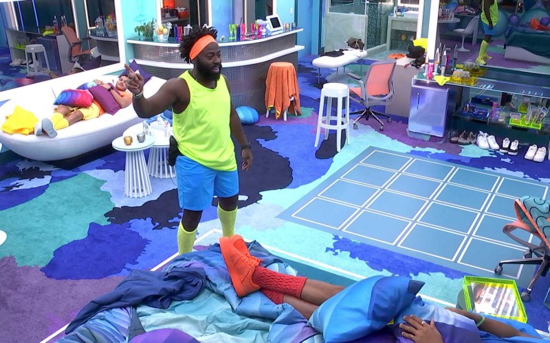 Douglas Silva brinca de dar aula de dança no BBB 22