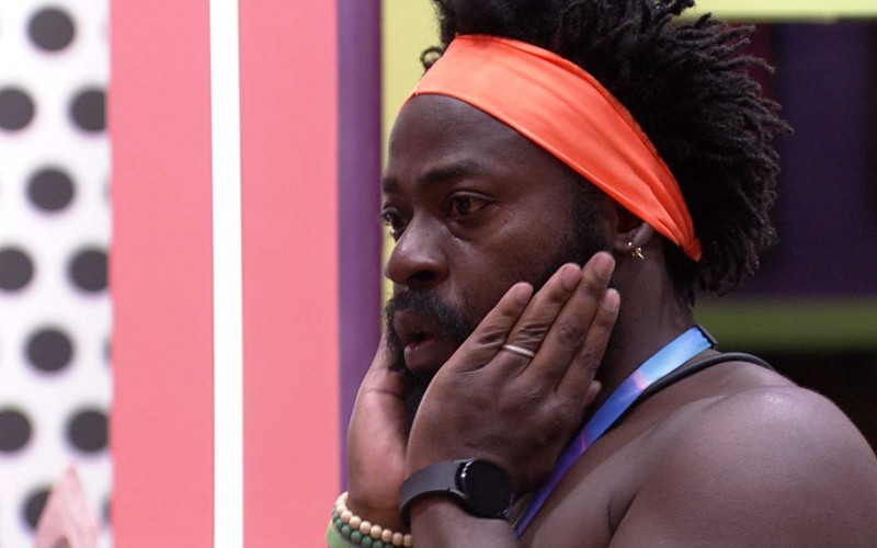 Douglas Silva chora e é consolado por brothers no BBB 22