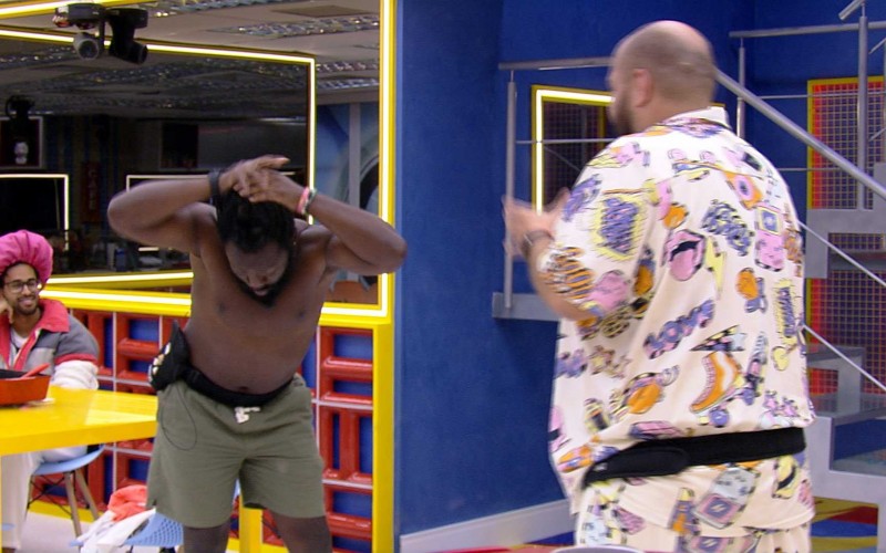 Douglas Silva faz coreografia de 