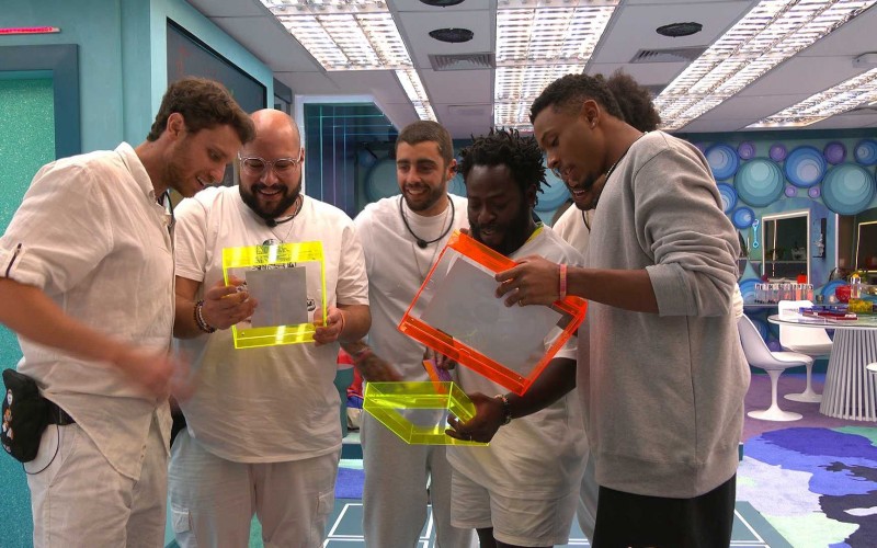 Douglas Silva mostra fotos da família aos brothers