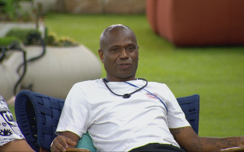 Edilson cogita apertar botão de desistência do BBB 26