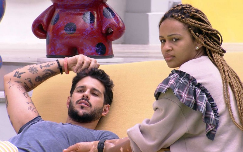 ‘Ele está deslocado’, afirma Natália sobre brother