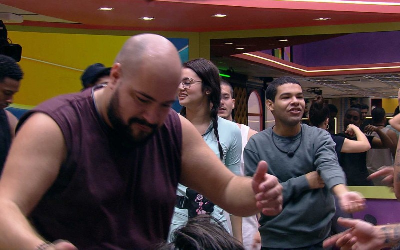 Eliezer chora e é abraçado por Tiago Abravanel e Laís