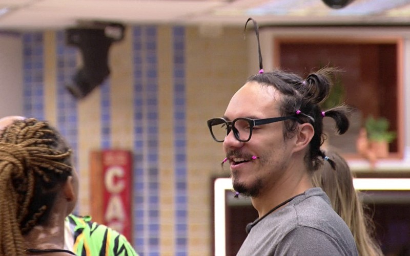 Eliezer ganha penteado novo de Bárbara e Natália