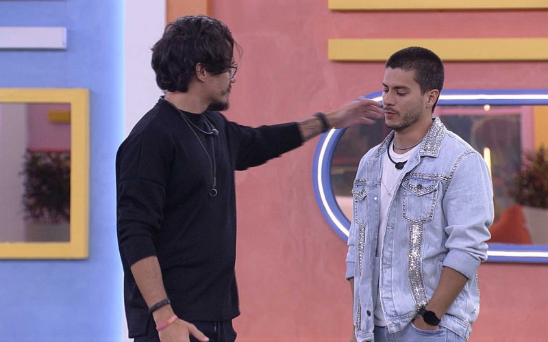Eliezer parabeniza Arthur Aguiar pela permanência no BBB 22