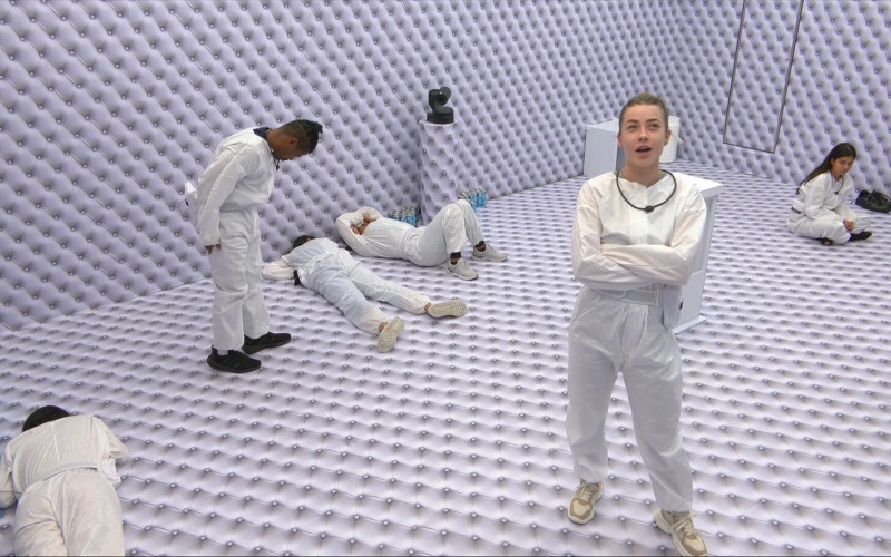 Elisa reage a barulho no Quarto Branco: 