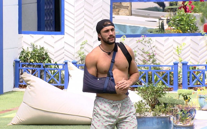 Em dia de Eliminação, Arthur canta no gramado do BBB21