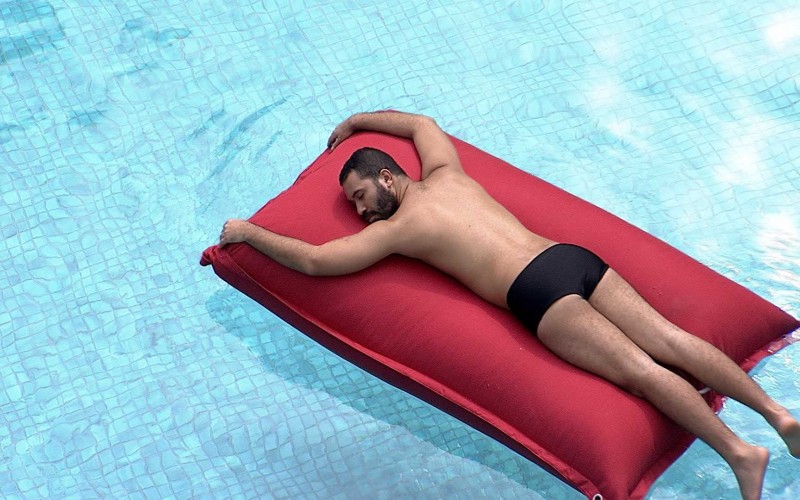 Em dia de Eliminação, Gilberto aproveita piscina do BBB21