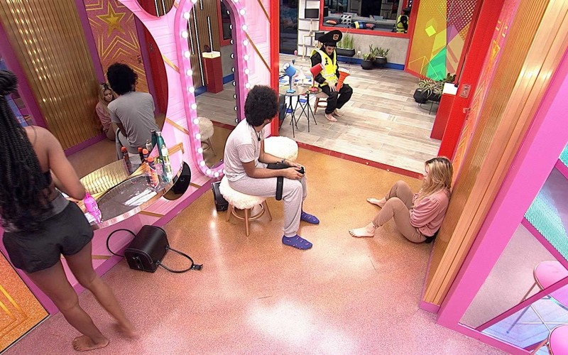 Em dia de Formação de Paredão, brothers acordam no BBB21