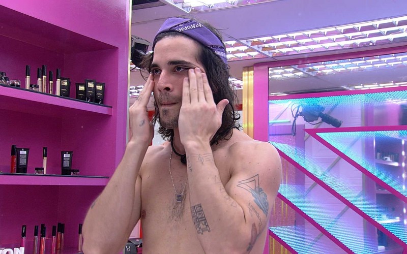 Em noite de Eliminação, Fiuk cuida da pele no BBB21
