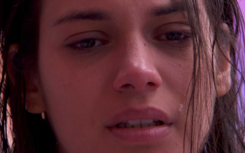 Emparedada, Alane, do BBB 24, chora enquanto canta música