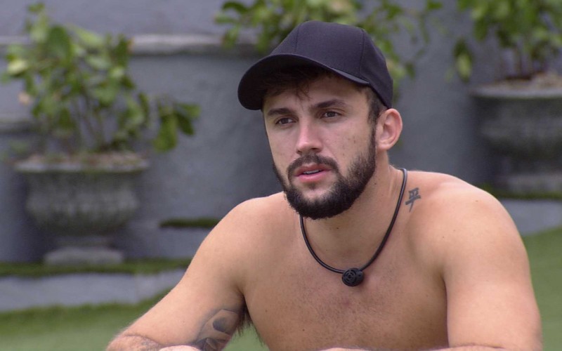 Emparedado, Arthur canta no gramado do BBB21