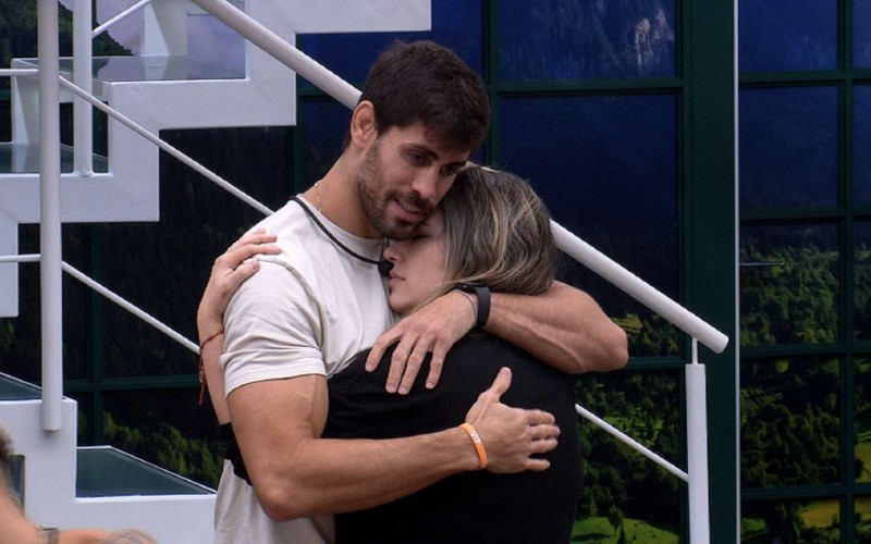 Emparedado, Cara de Sapato recebe o abraço de Amanda no BBB 23
