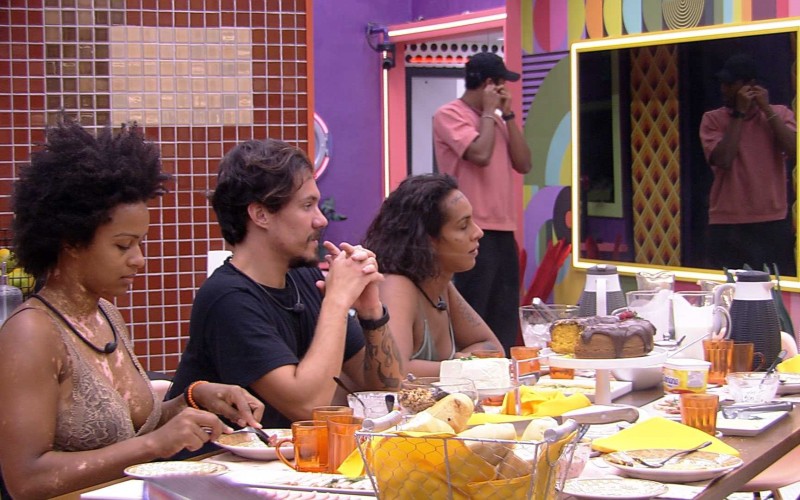 Emparedado no BBB 22, Eliezer cogita: 