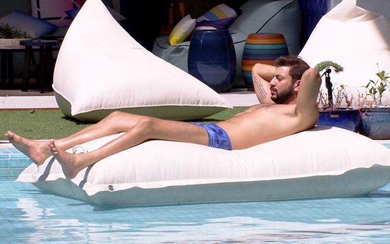 Enquanto brothers dormem, Caio curte piscina do BBB21