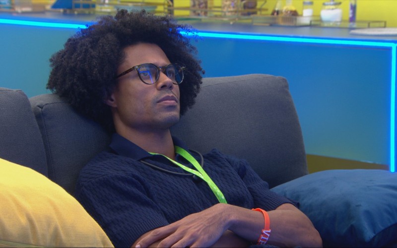 Enquanto ouve Jordana, Breno dispara: 