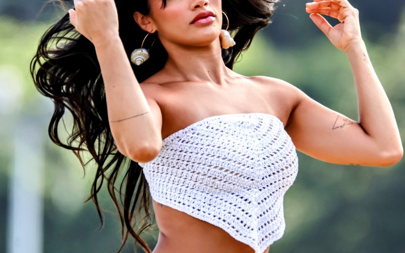 Eva Pacheco, do BBB 25, deixa barriga à mostra com look de crochê em novo ensaio no Rio de Janeiro