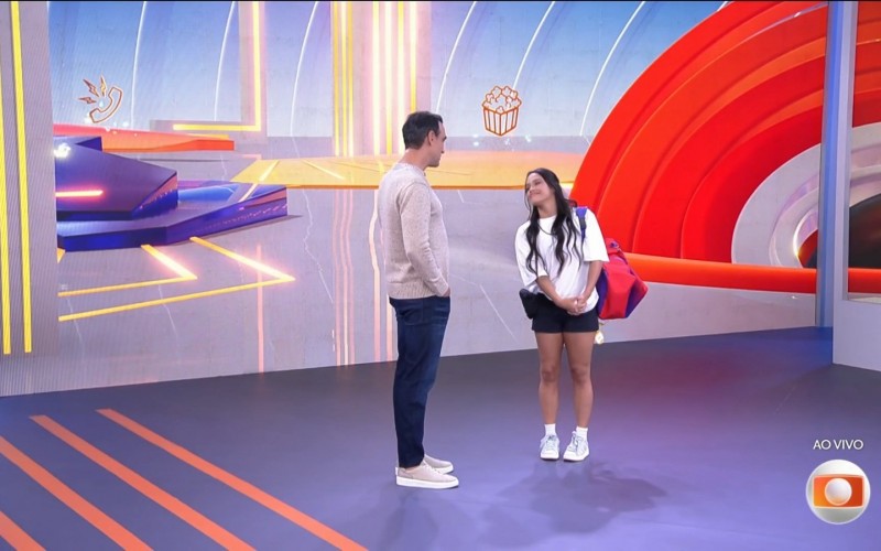 Eva é recebida por Tadeu Schmidt ao sair do BBB 25: 
