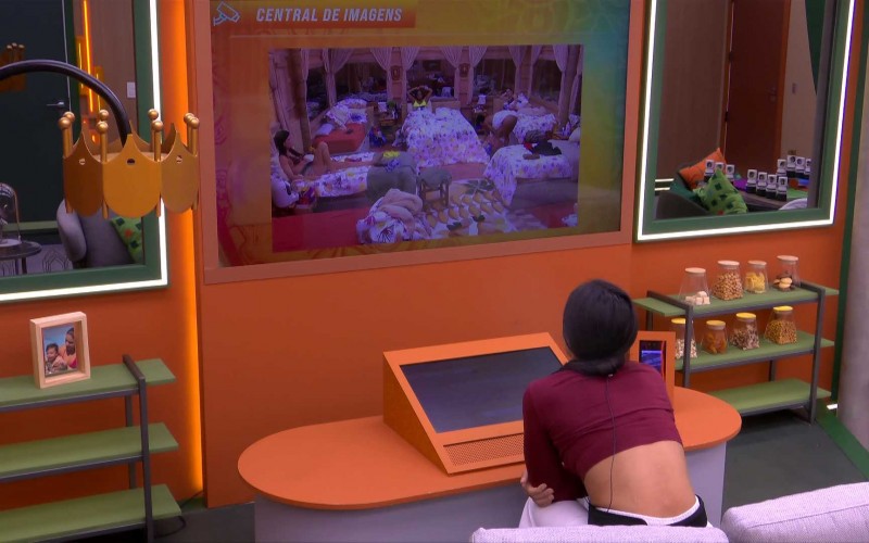 Eva ouve conversa no Quarto Nordeste pela Central do Líder