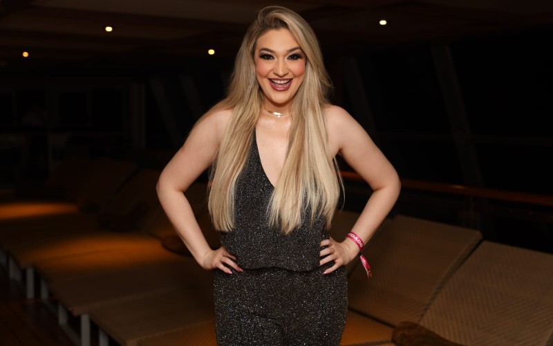 Ex-BBB Marília curte show de Xamã em navio