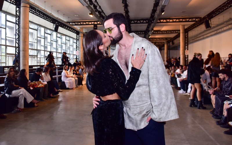 Matteus Amaral, do BBB 24, troca beijos com a namorada no SPFW