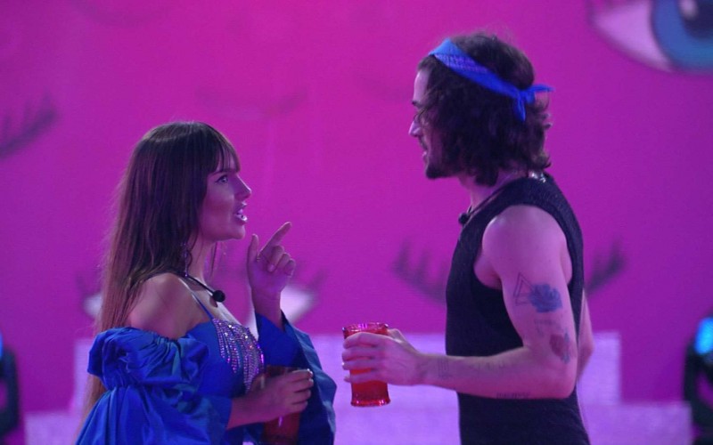 Fiuk canta para Thaís, e sister rebate: 