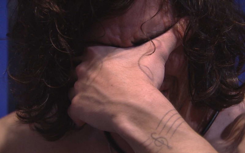 Fiuk chora em festa do BBB21 ao ouvir música 