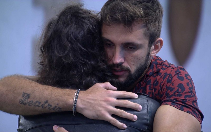 Fiuk e Arthur se abraçam após Eliminação de Thaís do BBB21