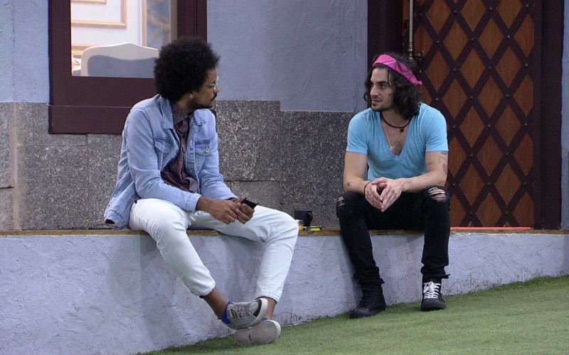 Fiuk reclama de Caio com João Luiz: 