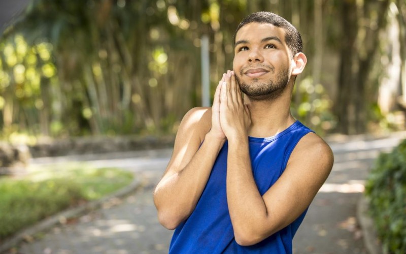 Fora do BBB 22, Vinicius se emociona com presente de Xuxa