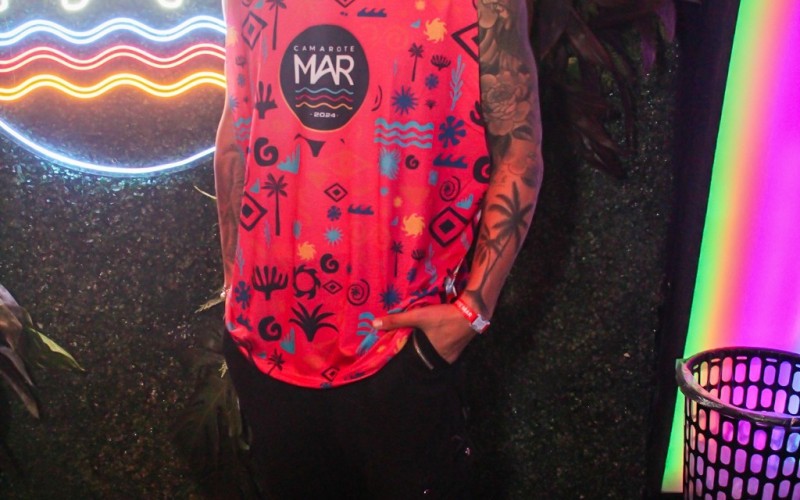 Fora do BBB 24, Nizam curte Carnaval  do Rio na Sapucaí