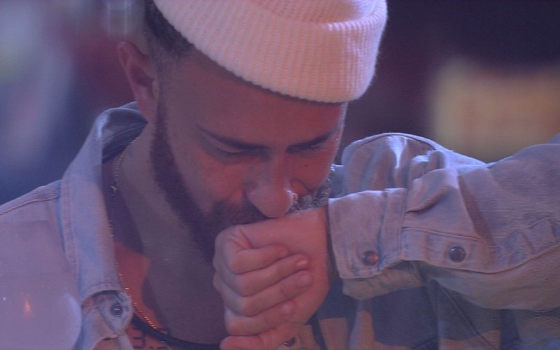 Fred chora ao escutar música na festa do BBB 23