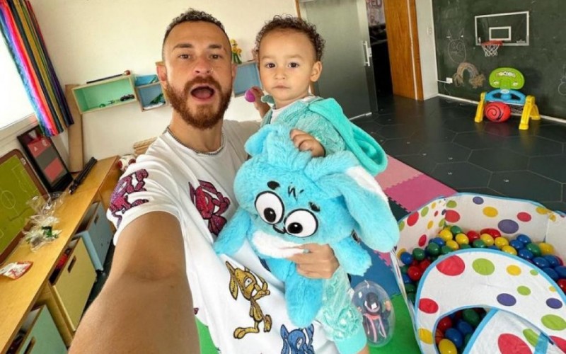 Fred compartilha momento fofo com o filho Cris na Páscoa