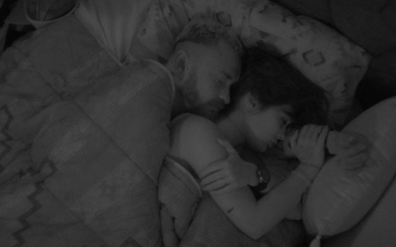 Fred e Larissa dormem abraçados no BBB 23