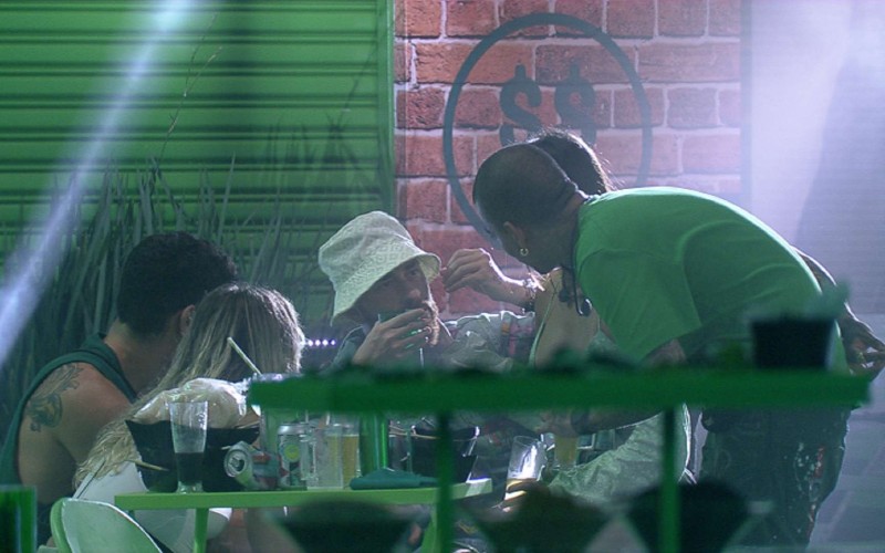 Fred se desentende com MC Guimê: 