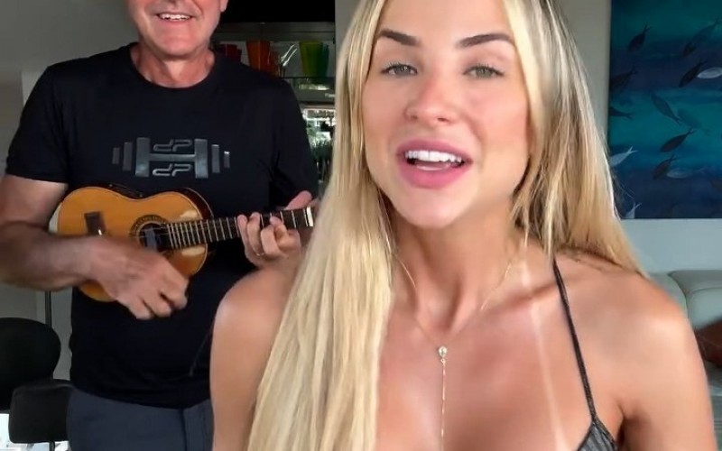 Gabi Martins, do BBB 20, canta com pai e fãs elogiam: 
