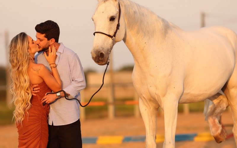 Gabi Martins posa em clima romântico com o novo namorado e projeta vida à dois: 