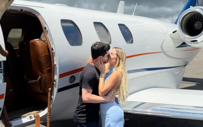 Gabi Martins viaja de jatinho para Trancoso com o namorado