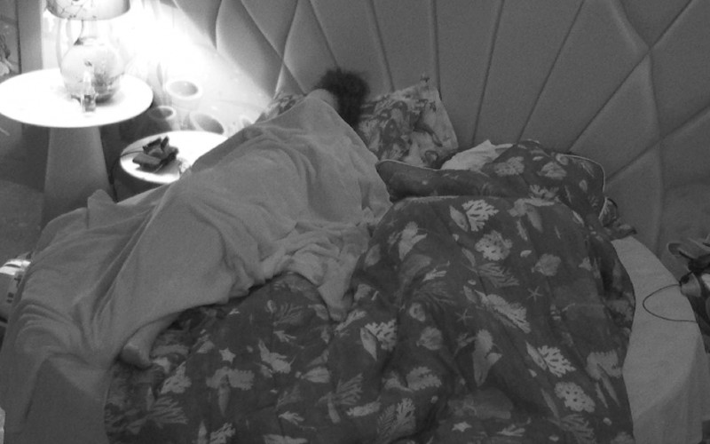 Gabriel Santana e Sarah Aline dão amassos debaixo do edredom