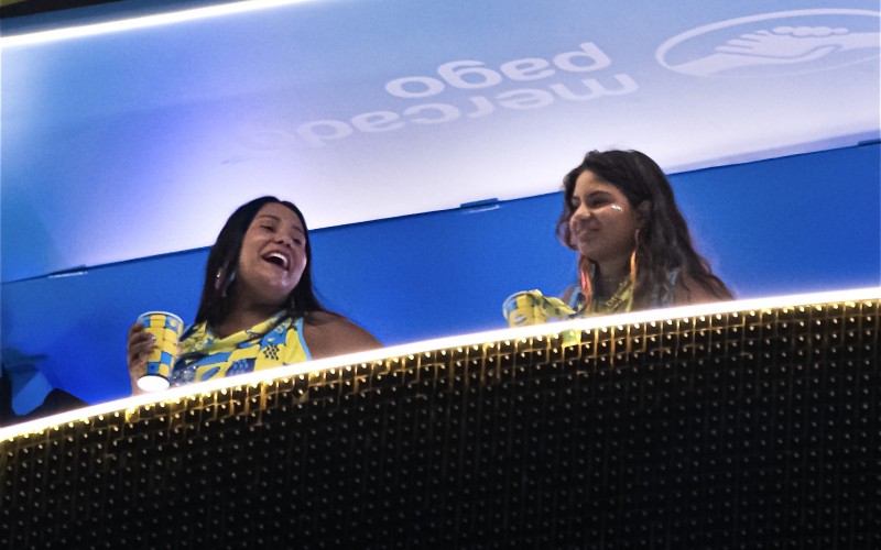 Gabriela e Chaiany assistem a desfile na Sapucaí; veja imagens