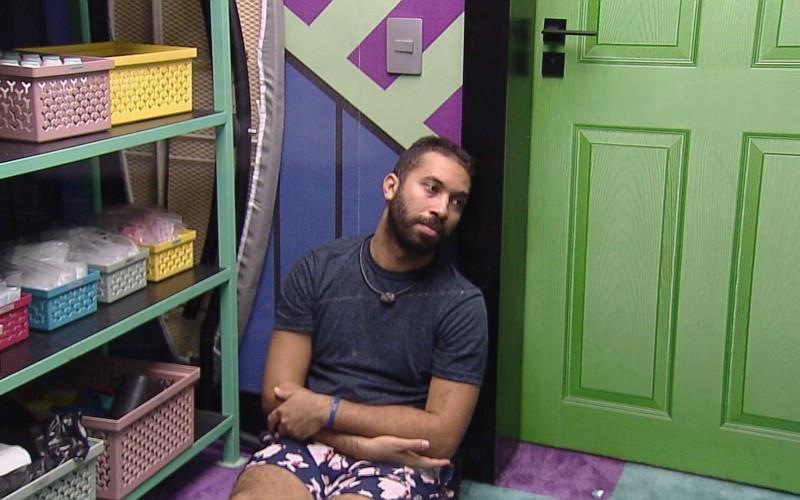 Gilberto chora sozinho na despensa do BB21 e desabafa: 